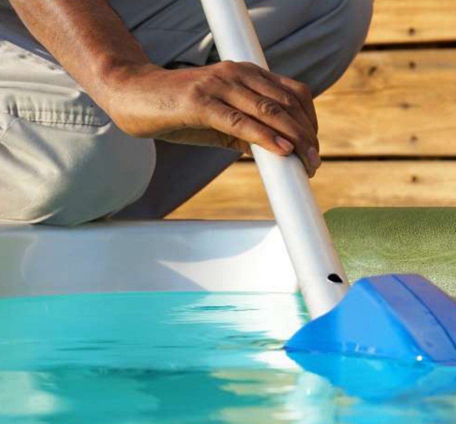 Aspirado y limpieza de piscina